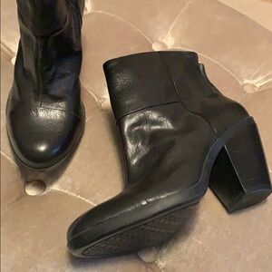 Bandolino black leather booties, zipper back